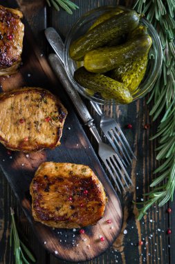 Masada kavrulmuş domuz eti biftek