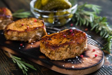 Masada kavrulmuş domuz eti biftek