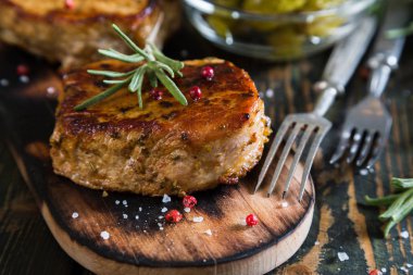 Masada kavrulmuş domuz eti biftek