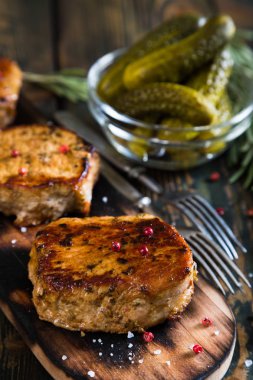 Masada kavrulmuş domuz eti biftek