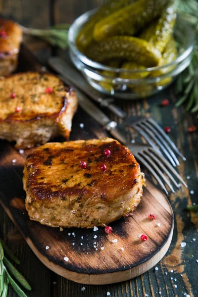 Masada kavrulmuş domuz eti biftek