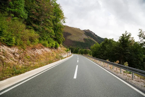 Autobahn in den Bergen — Stockfoto