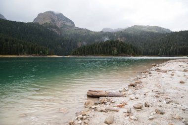 Bulutlu bir günde güzel dağ gölde. Siyah Lake Karadağ