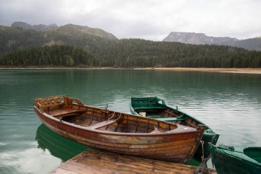 Bulutlu bir günde güzel dağ gölde. Siyah Lake Karadağ