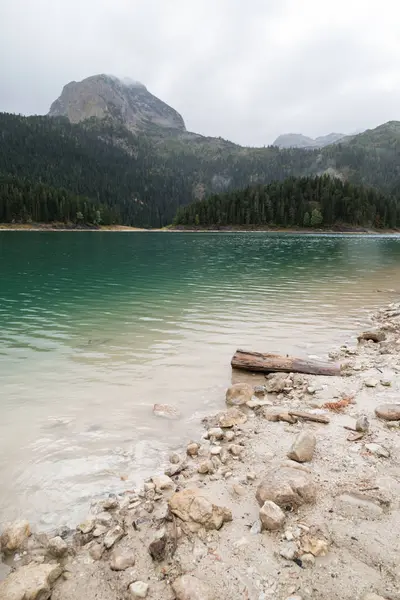 Bulutlu bir günde güzel dağ gölde. Siyah Lake Karadağ