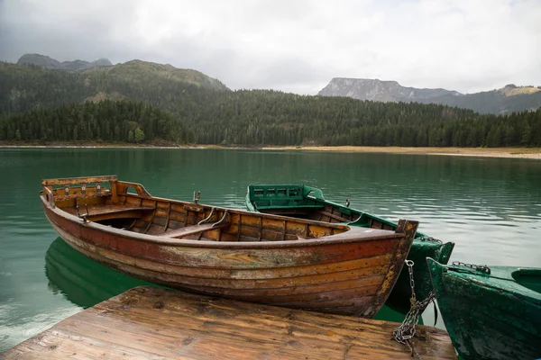 Bulutlu bir günde güzel dağ gölde. Siyah Lake Karadağ