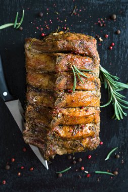 Domuz loin otlar ile pişmiş kemik üzerinde