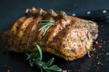 Domuz loin otlar ile pişmiş kemik üzerinde