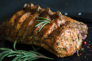 Domuz loin otlar ile pişmiş kemik üzerinde