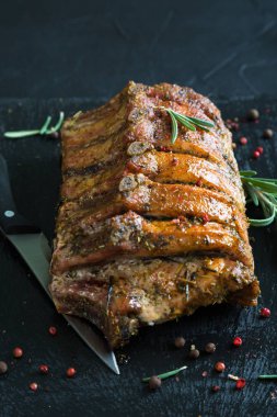 Domuz loin otlar ile pişmiş kemik üzerinde