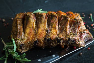 Domuz loin otlar ile pişmiş kemik üzerinde