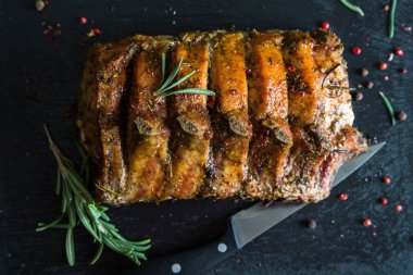 Domuz loin otlar ile pişmiş kemik üzerinde