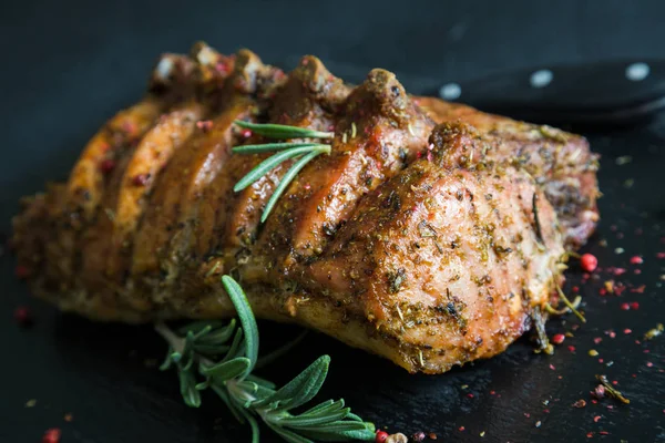 Domuz loin otlar ile pişmiş kemik üzerinde