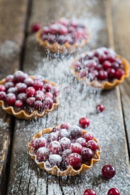 Elma reçel ve taze kızılcık tartlets. Yararlı tatlı