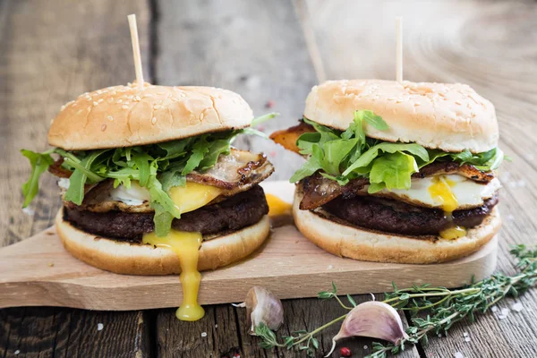 Hamburgers with fried egg and bacon — Stock Photo, Image