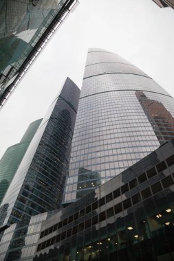 Bulutlu bir günde Moskova gökdelenler