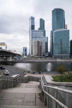 Bulutlu bir günde Moskova gökdelenler