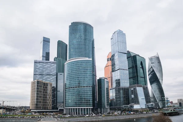Grattacieli di Mosca in una giornata nuvolosa — Foto Stock