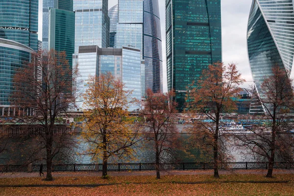 Parco autunnale nel centro di Mosca — Foto Stock