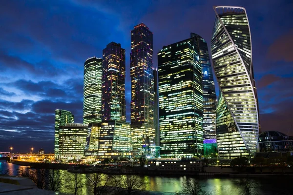 Grattacieli del centro commerciale di Mosca City di sera — Foto Stock