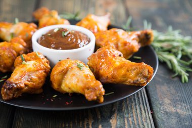 Baharatlı soslu kızarmış tavuk kanadı