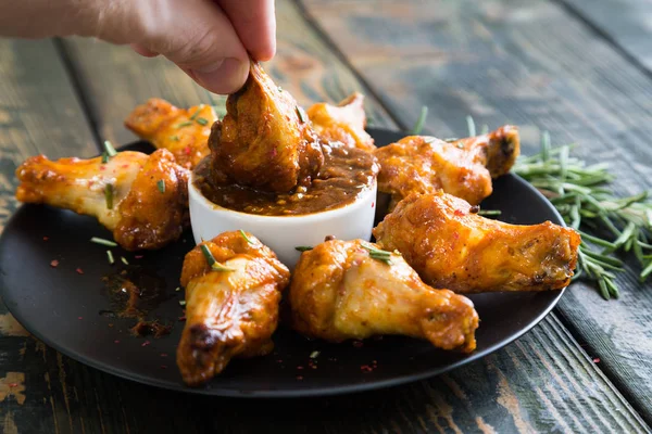 Alas de pollo fritas con salsa picante —  Fotos de Stock