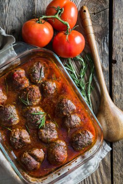 Otlar ile domates soslu köfte