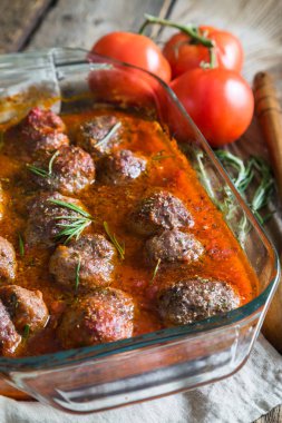 Otlar ile domates soslu köfte