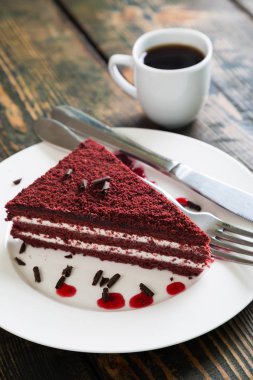 Kırmızı kadife kek Frambuaz reçeli ile