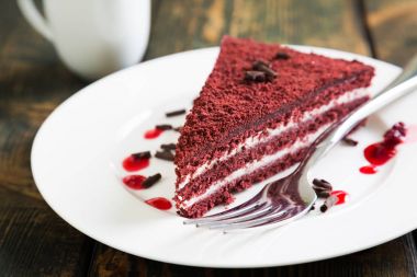 Kırmızı kadife kek Frambuaz reçeli ile