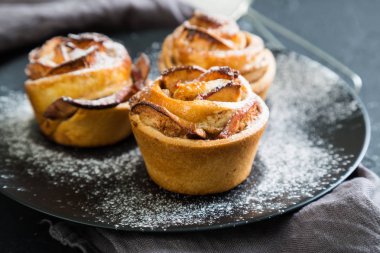 Bir elma ile taze kek