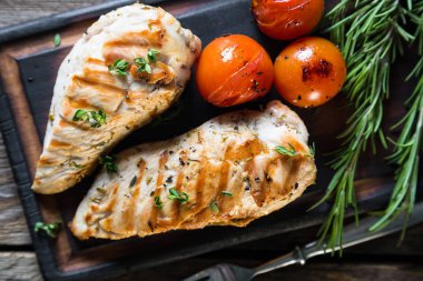 Otlar ile ızgara tavuk göğsü