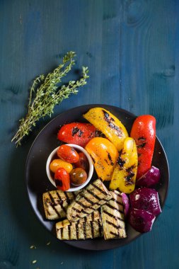 Tablo üzerinde otlar ile ızgara sebze