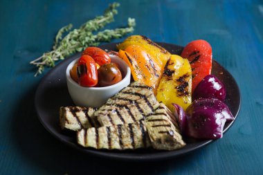 Tablo üzerinde otlar ile ızgara sebze