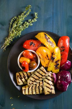 Tablo üzerinde otlar ile ızgara sebze