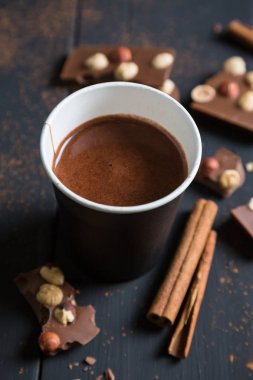 Kağıt bardak sıcak çikolata