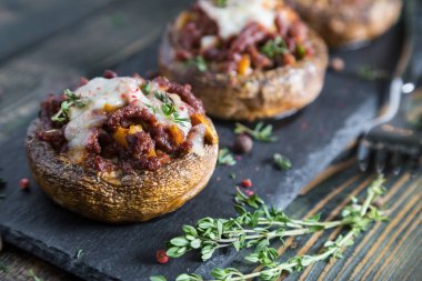 Sığır eti peynir ve baharat ile mantar dolması