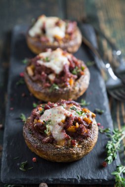 Sığır eti peynir ve baharat ile mantar dolması