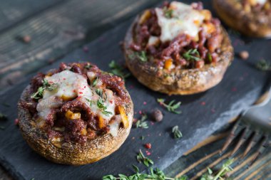 Sığır eti peynir ve baharat ile mantar dolması