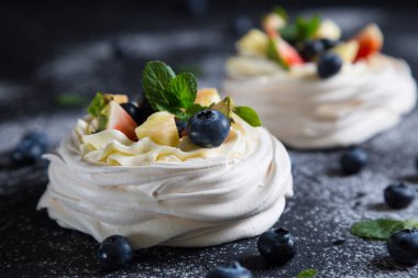 Pavlova kek taze çilek ile