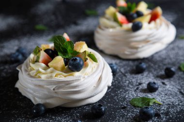 Pavlova kek taze çilek ile