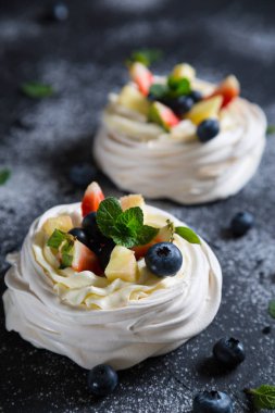 Pavlova kek taze çilek ile