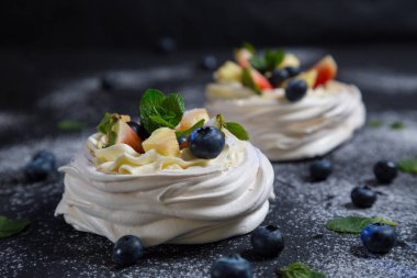 Pavlova kek taze çilek ile