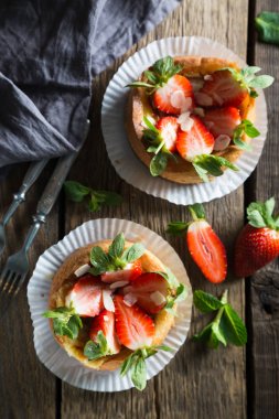 taze çilek ile ev yapımı pasta