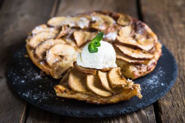 Elmalı turta ve dondurma.