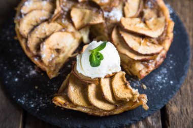 Elmalı turta ve dondurma.