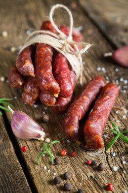 Baharat ve otlar ile tütsülenmiş sosis