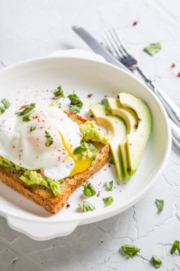 Avokado ve haşlanmış yumurta sandviç