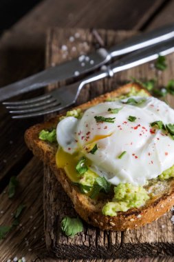 Avokado ve haşlanmış yumurta sandviç