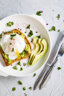 Avokado ve haşlanmış yumurta sandviç